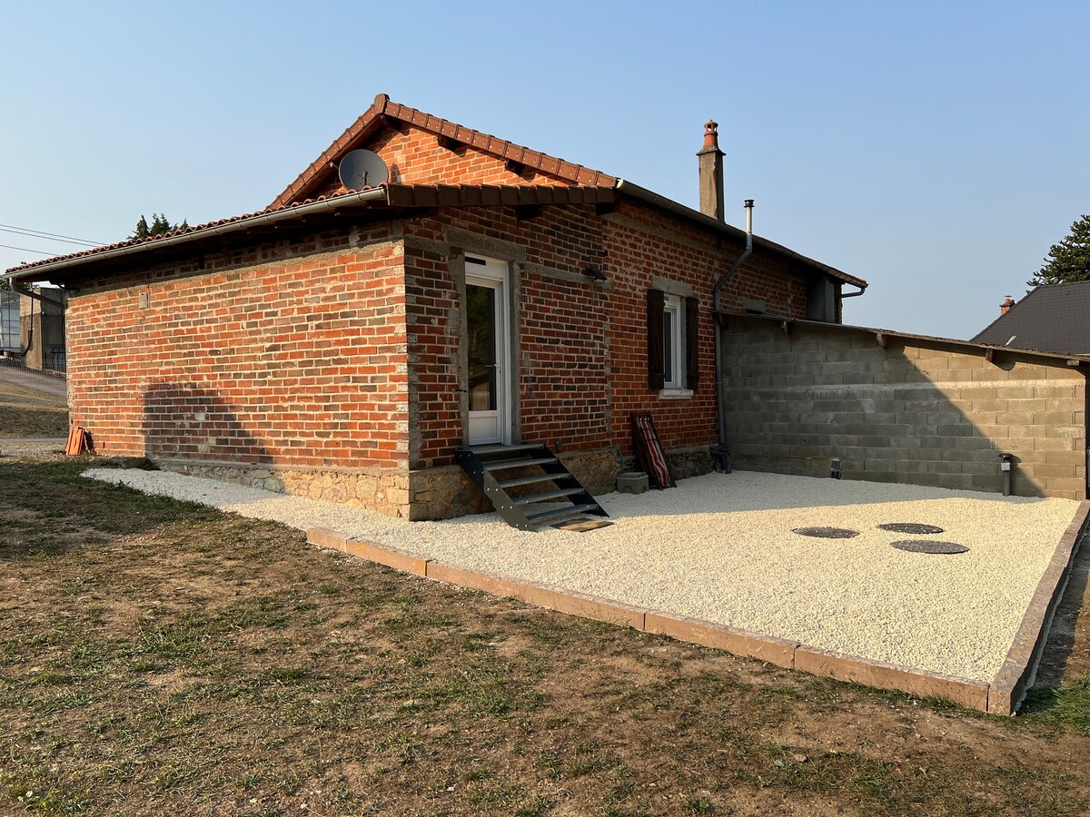 Façade arrière en briques et terrasse