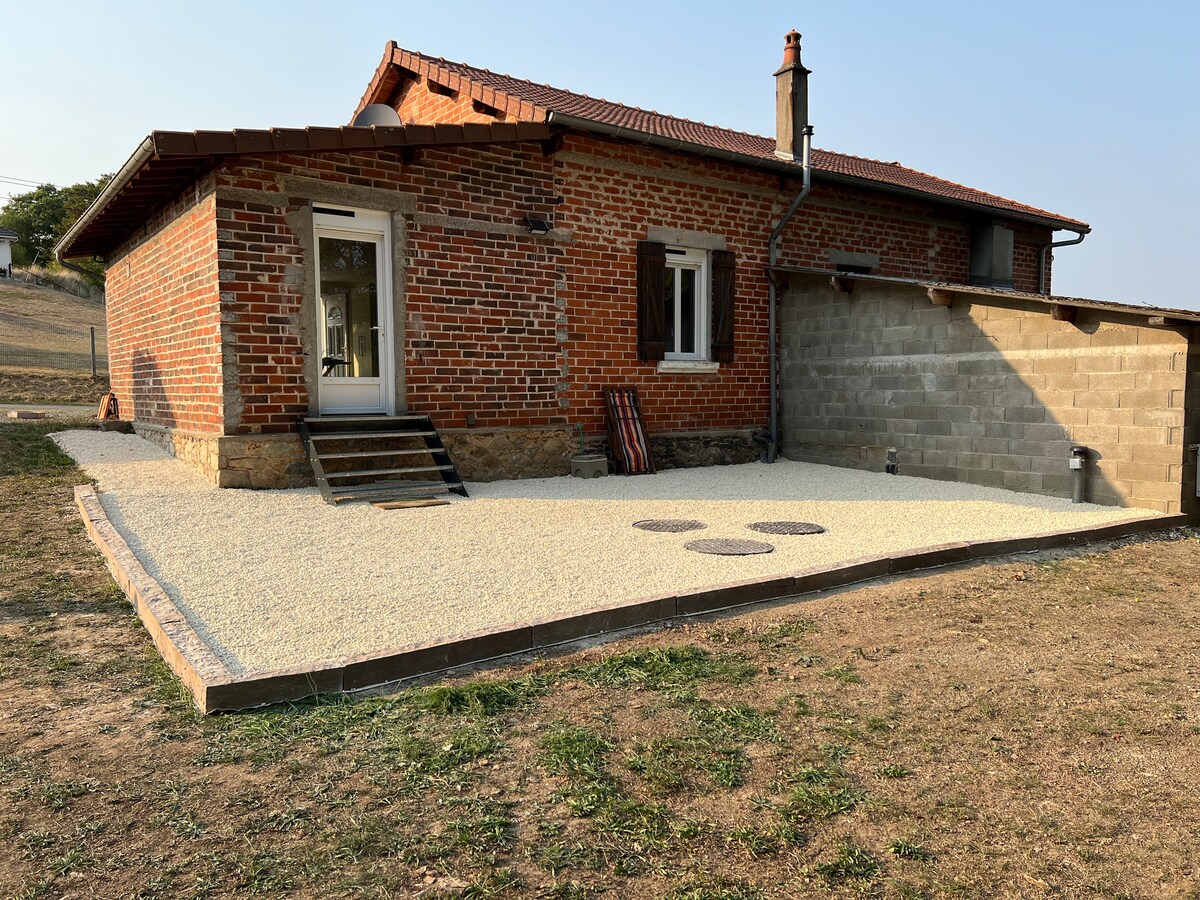 Vue extérieure du gîte avec grande terrasse