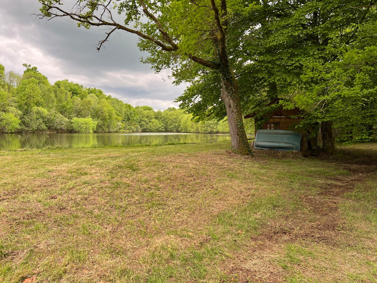 Lac privé avec barque sous les arbres