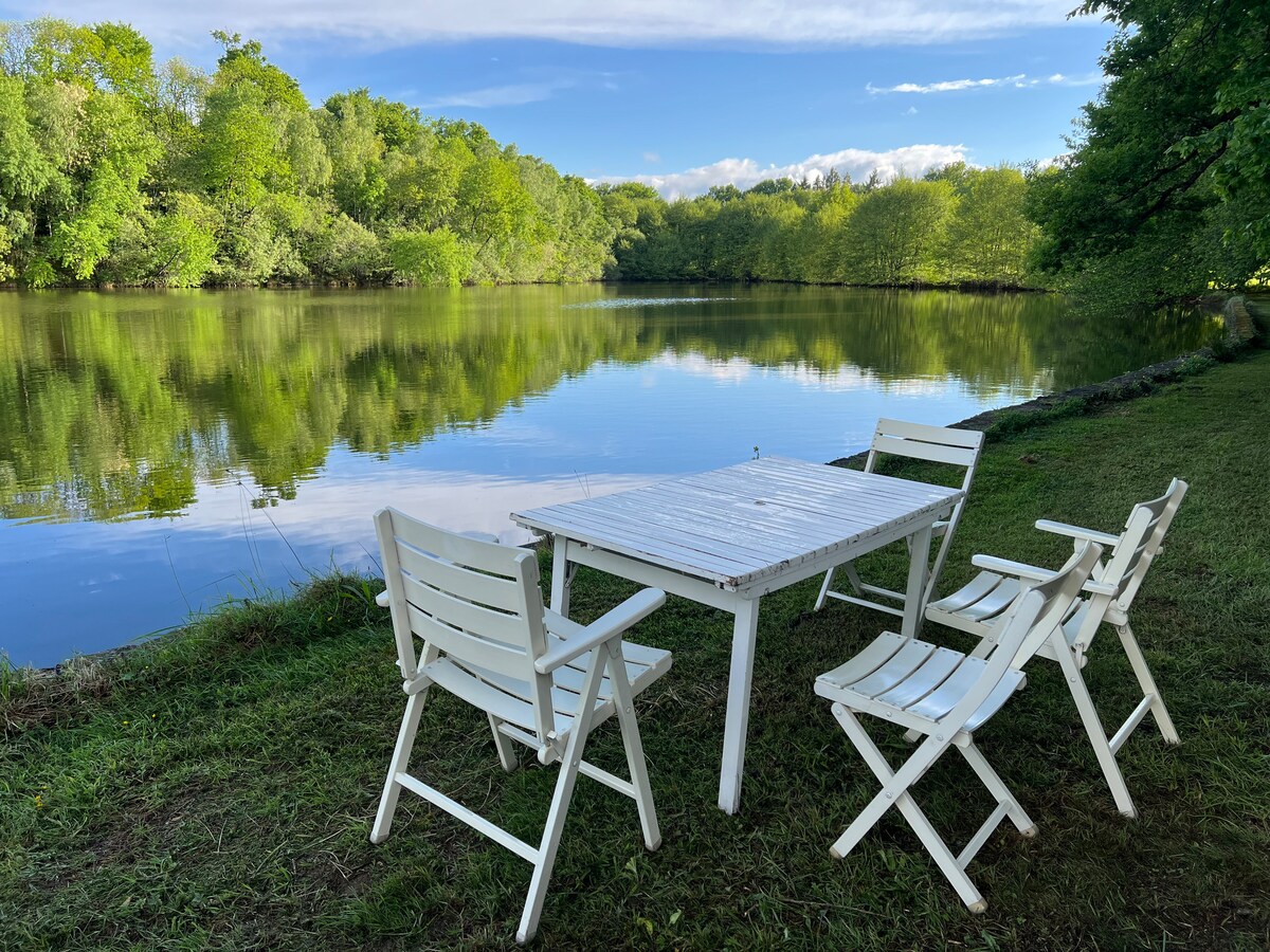 Table en bord de lac pour les repas