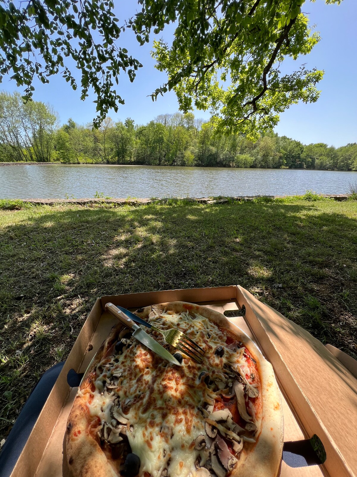 Déjeuner au bord du lac privé