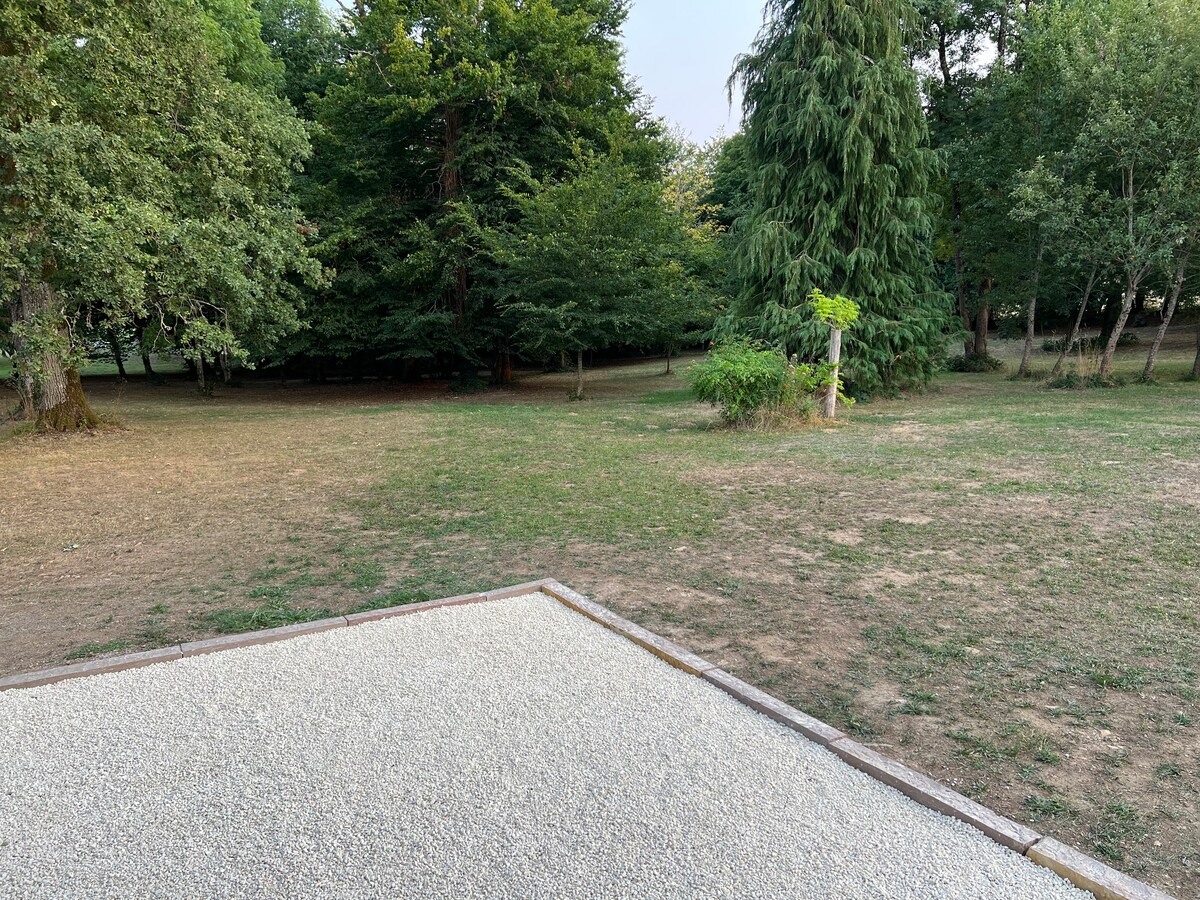 Jardin et terrasse vus depuis le parc