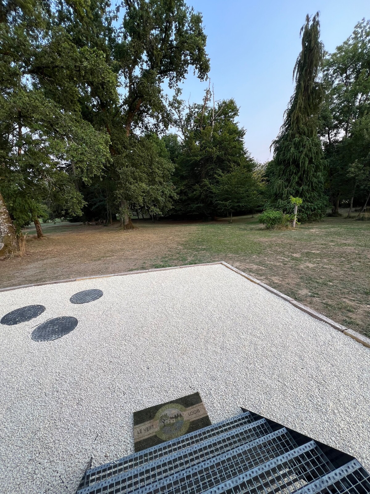 Terrasse gravillonnée et parc