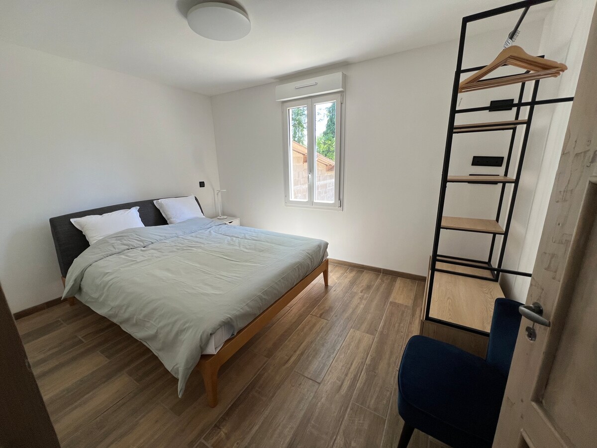 Chambre avec penderie ouverte