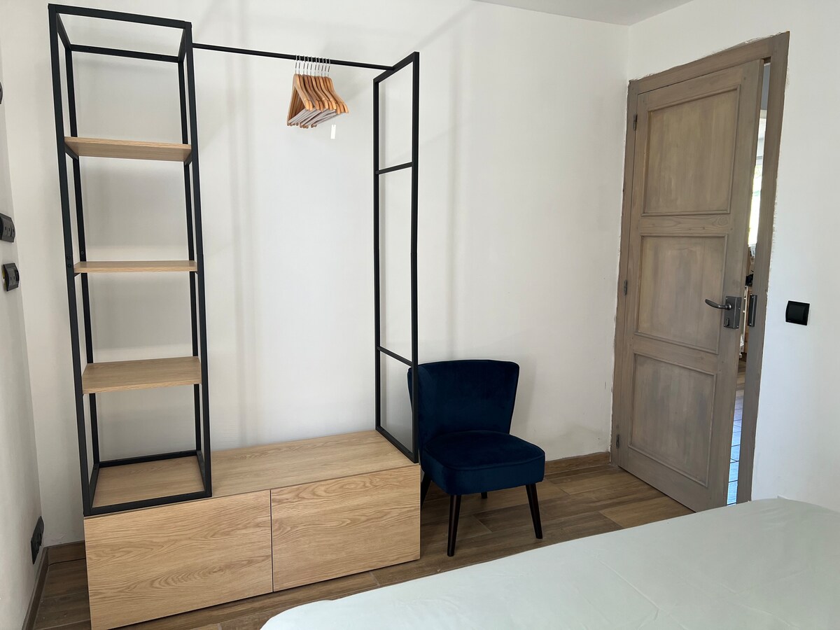 Penderie et fauteuil dans la chambre