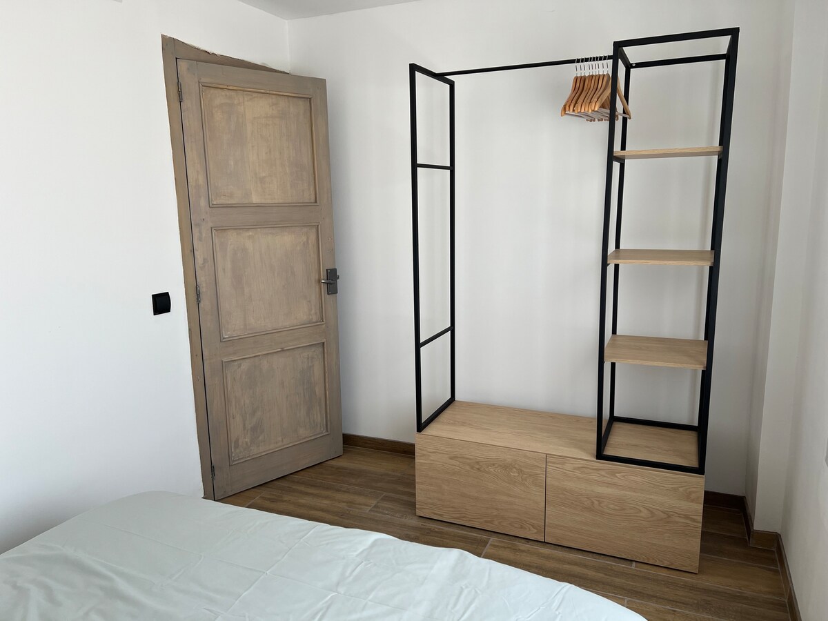 Chambre 2 — porte ancienne et penderie
