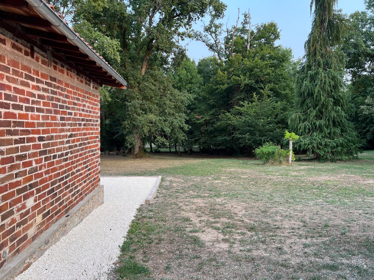 Façade latérale du gîte et parc