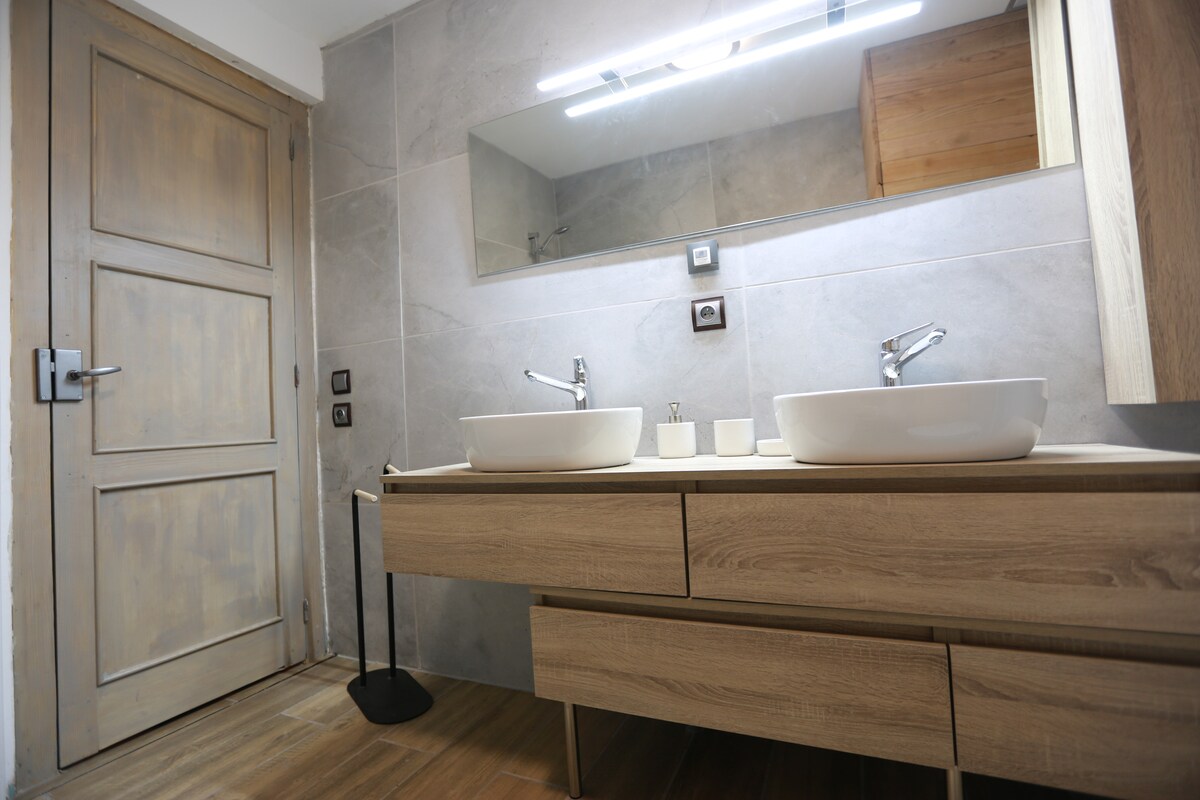 Salle de bain avec double vasque