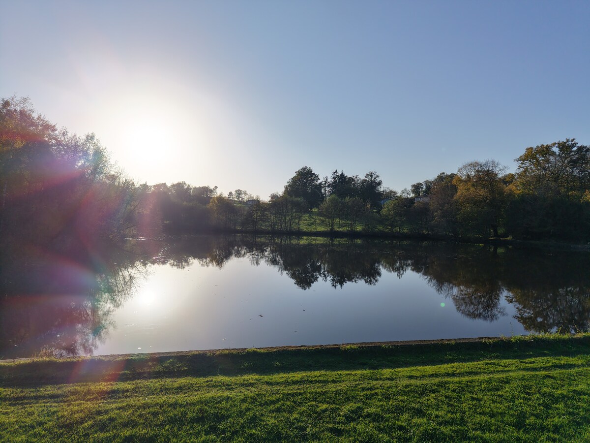 Le Vert Logis — vue du lac privé au coucher du soleil