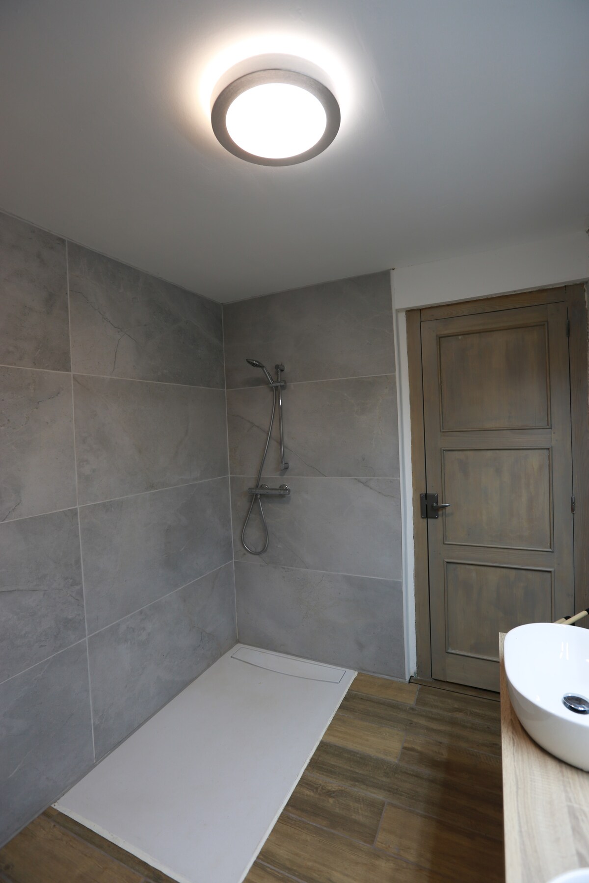 Douche spacieuse avec carrelage moderne